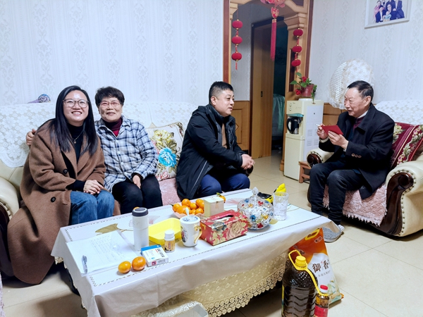李  刘  慰问  贾金昌.jpg